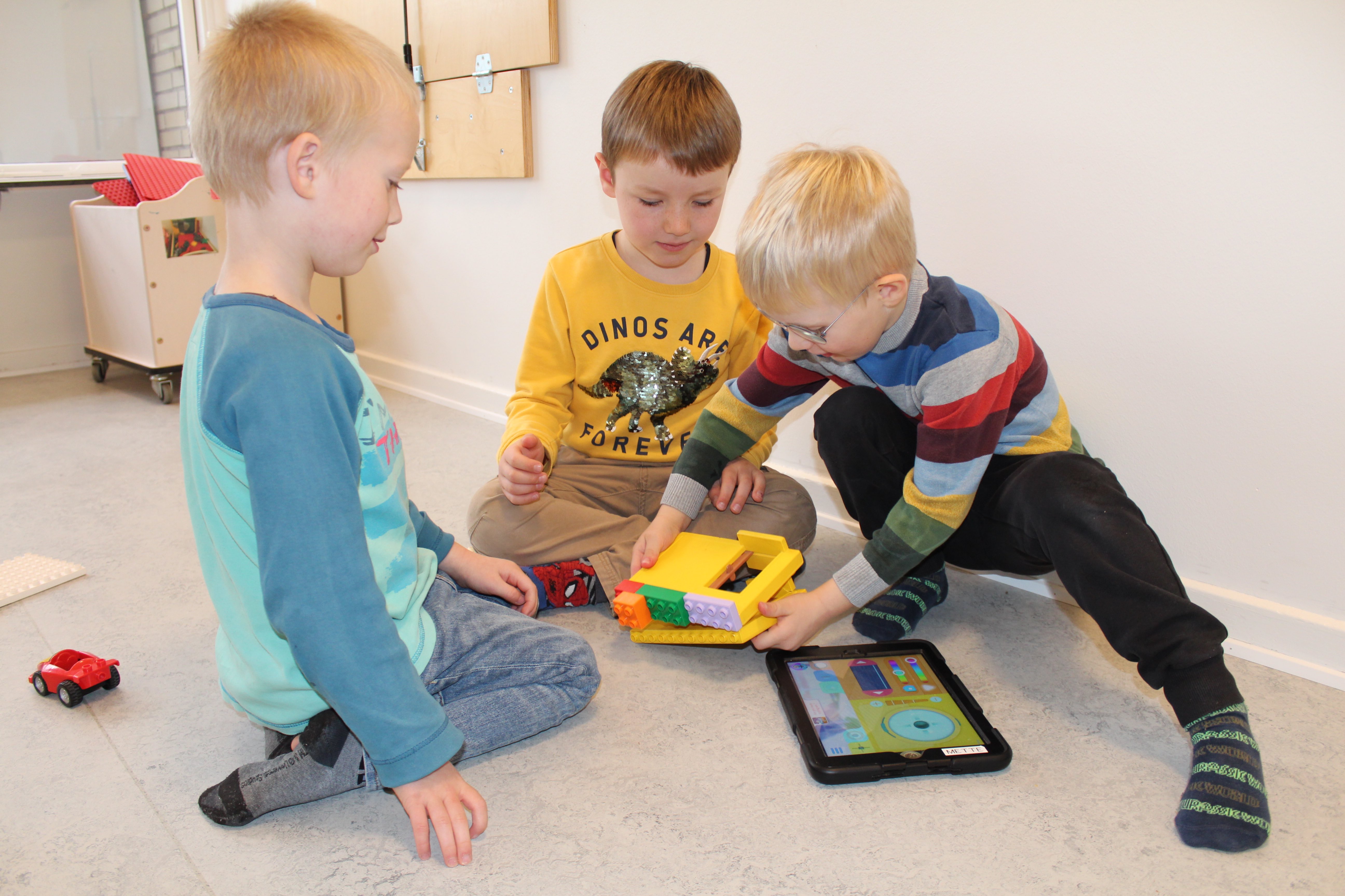 Børn med iPad og Lego